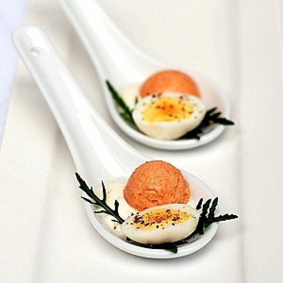 Rezeptbild: Tomatenmousse mit Estragonsauce und Wachtelei