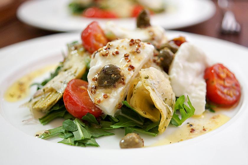 Rezeptbild: Gebackene Tomaten mit Artischocke und Büffelmozzarella in Zitronen-Kapern-Dressing