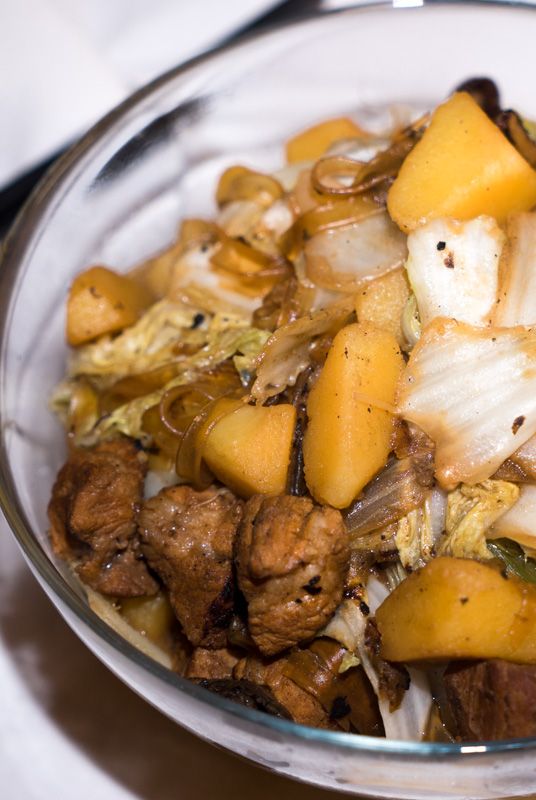 Rezeptbild: 猪肉白菜炖粉条 (zhūròu báicài dùn fěntiáo) – chinesisches Gulasch mit Chinakohl und Glasnudeln