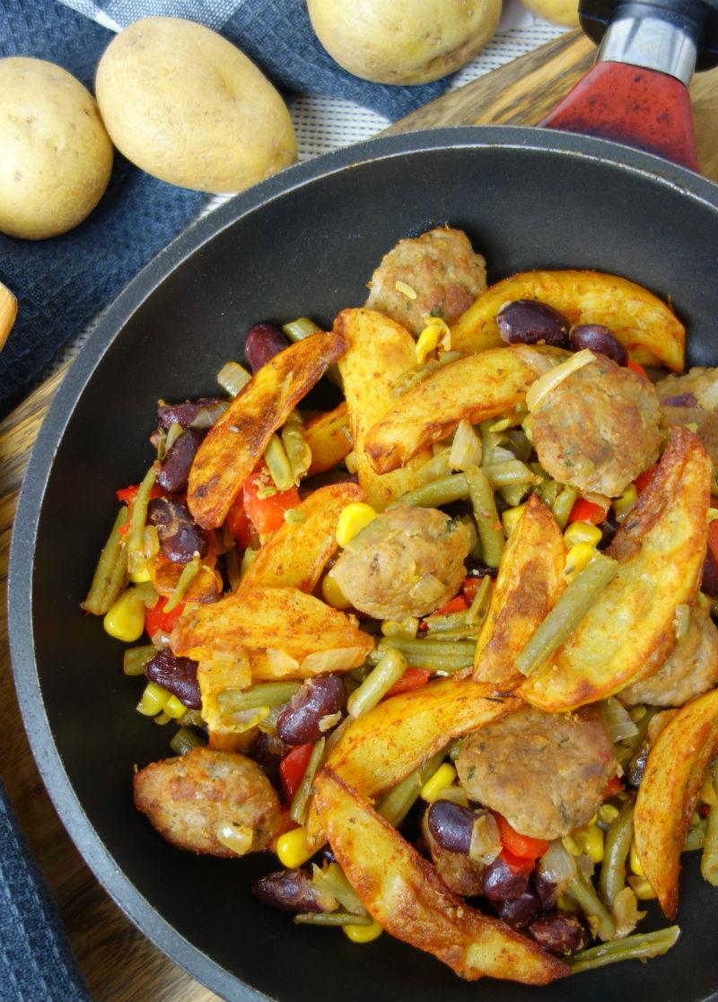 Rezeptbild: Western Pfanne mit Kartoffeln, Hacksteaks, Gemüse und Sour Cream