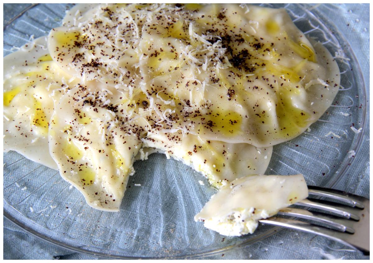 Rezeptbild: Selbstgemachte Wan Tan-Ravioli mit Ricotta und Gorgonzola