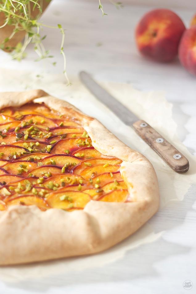 Rezeptbild: Pfirsich Galette mit Thymian und Pistazien