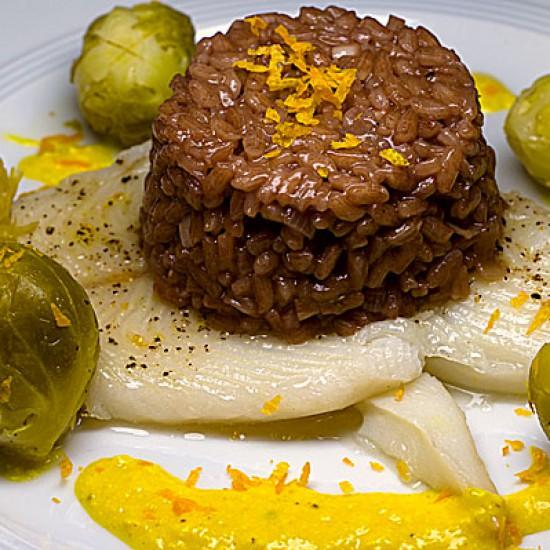 Rezeptbild: Konfierter Heilbutt mit Portweinrisotto und Safransabayon