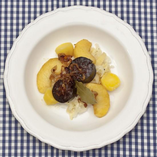 Rezeptbild: Gebackene Blutwurst mit Äpfeln und Spitzkohl