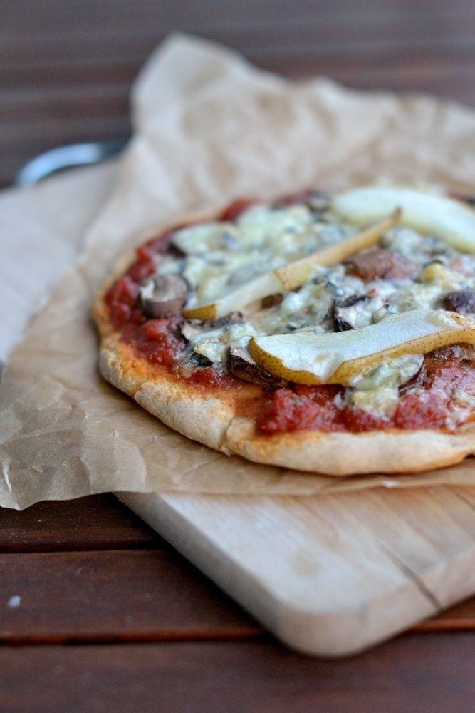 Rezeptbild: Pizza mit Pilzen, Gorgonzola und Birne