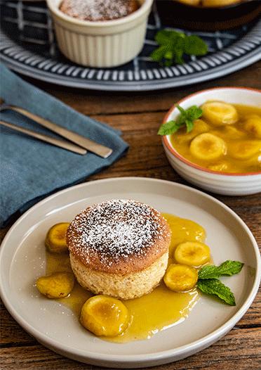 Rezeptbild: Kleine mallorquinische Mandelkuchen mit Feigenkompott