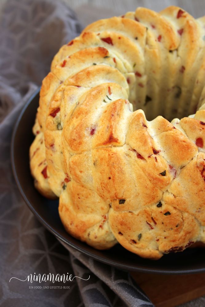 Rezeptbild: Herzhafter Zupfgugelhupf