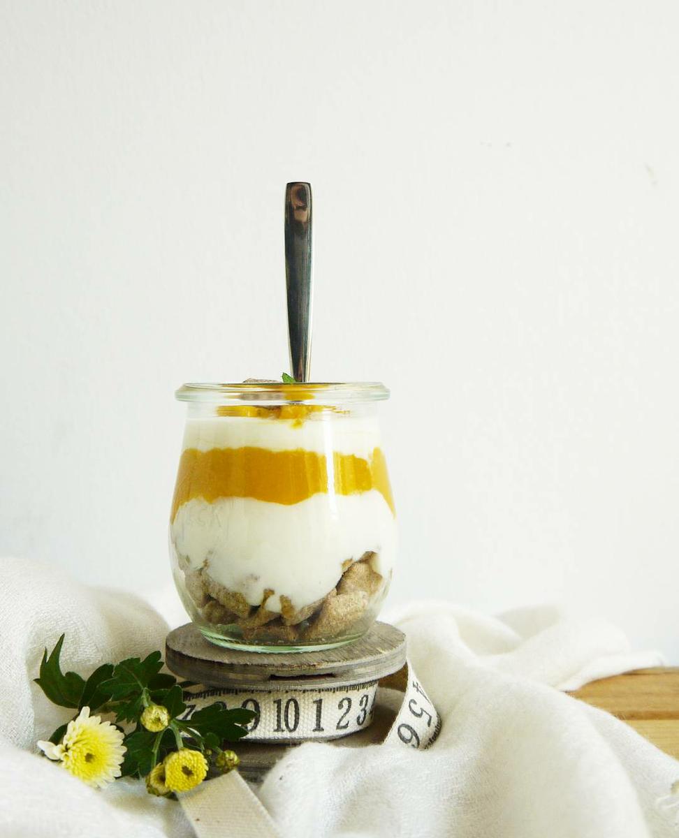 Rezeptbild: Mango-Joghurt "Guten Morgen-Dessert", mit Zimt-Cornflakes