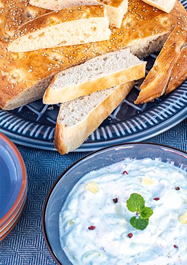 Rezeptbild: Limetten-Minze-Joghurt-Dip mit ofenfrischem Fladenbrot
