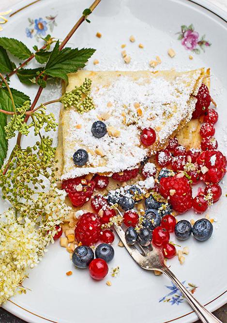 Rezeptbild: Mädesüßpfannkuchen mit gemischten Beeren