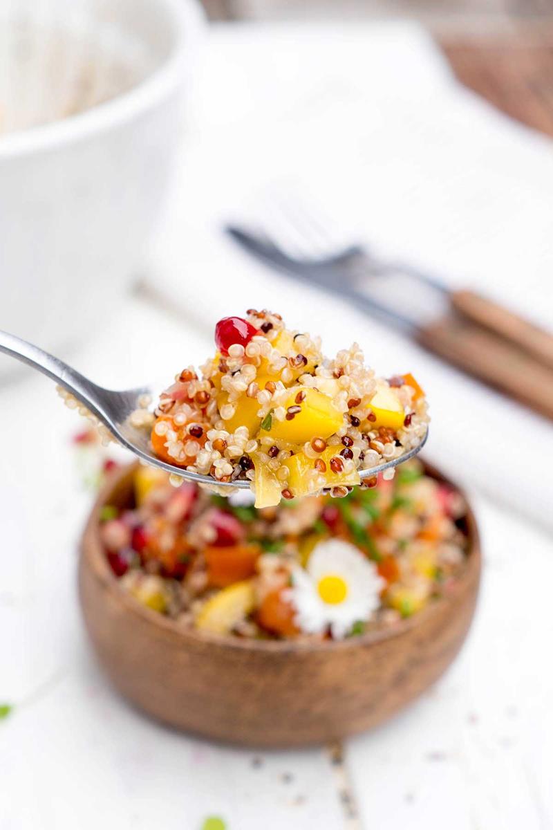 Rezeptbild: Bunter Quinoa Salat mit Granatapfel