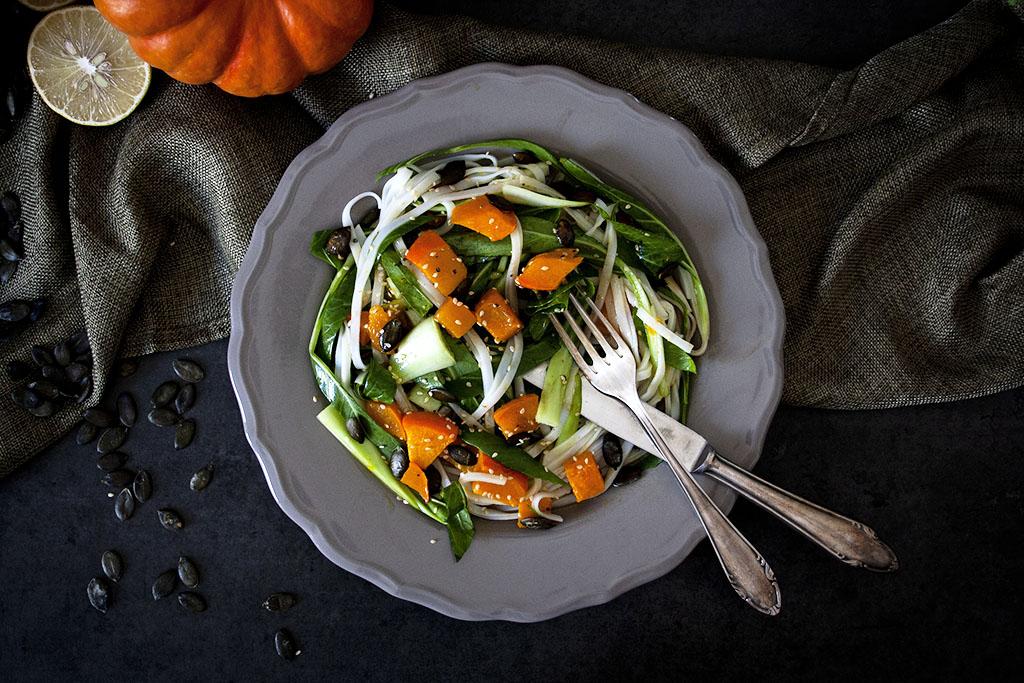 Rezeptbild: Kürbis-Reisnudel-Salat mit Sojadressing