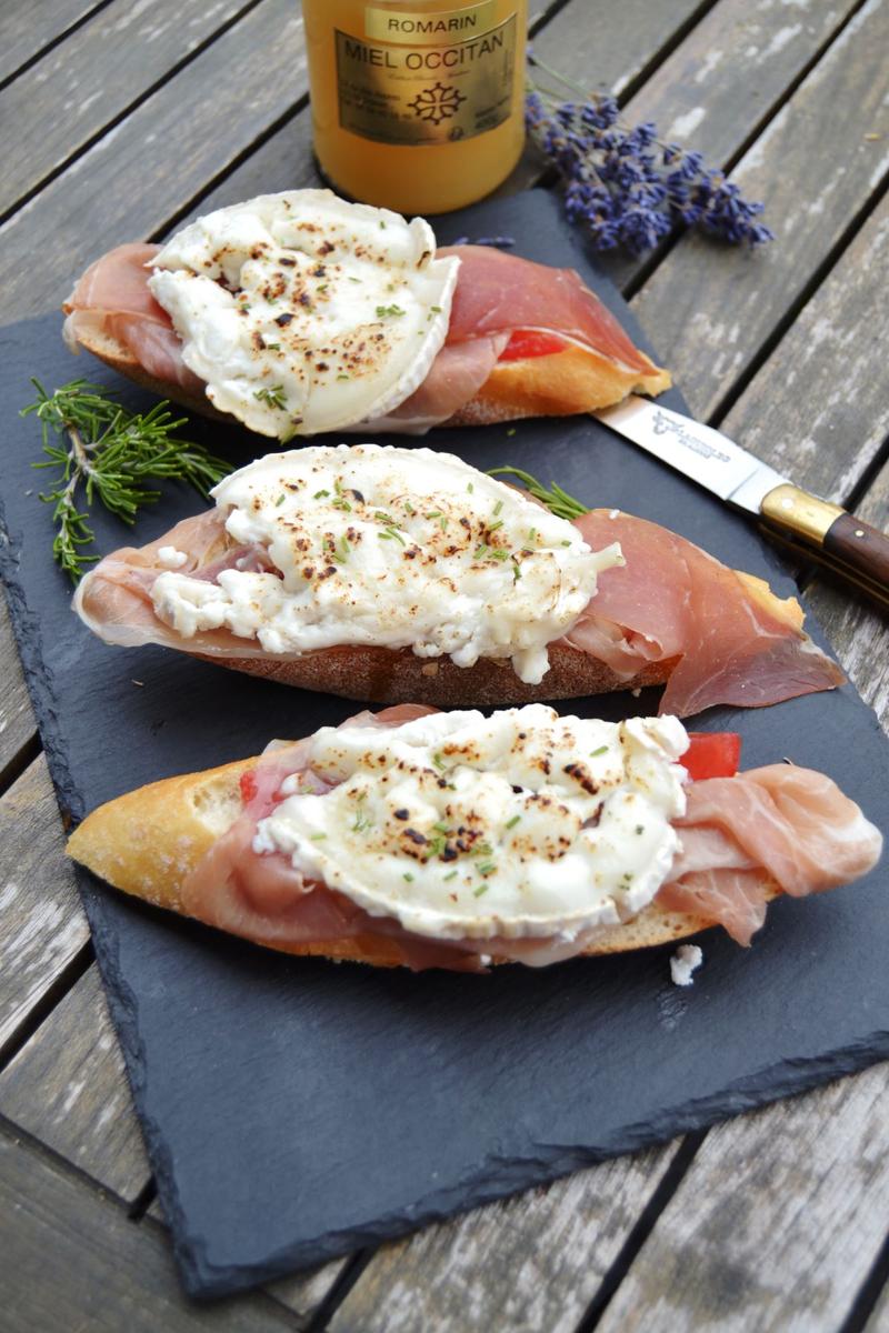 Rezeptbild: Bruschetta mit Bayonne Schinken und Ziegenkäse 