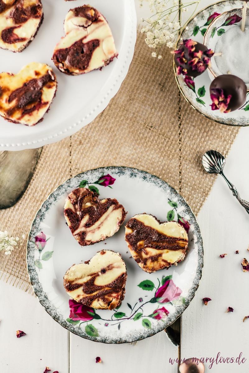 Rezeptbild: Käsekuchen-Brownies in Herzform & Brownie-Cheesecake-Pops