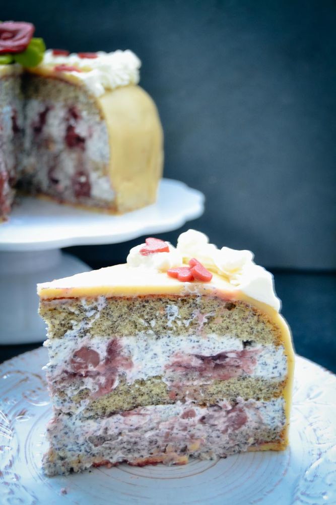 Rezeptbild: Marzipantorte mit Mohn und Kirschen