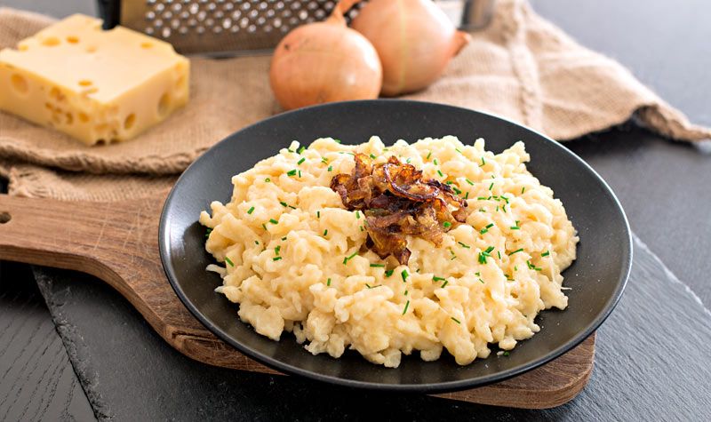 Rezeptbild: Käsespätzle mit geschmälzten Zwiebeln