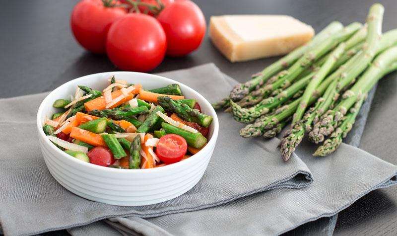 Rezeptbild: Leckerer Salat mit gebratenem grünen Spargel