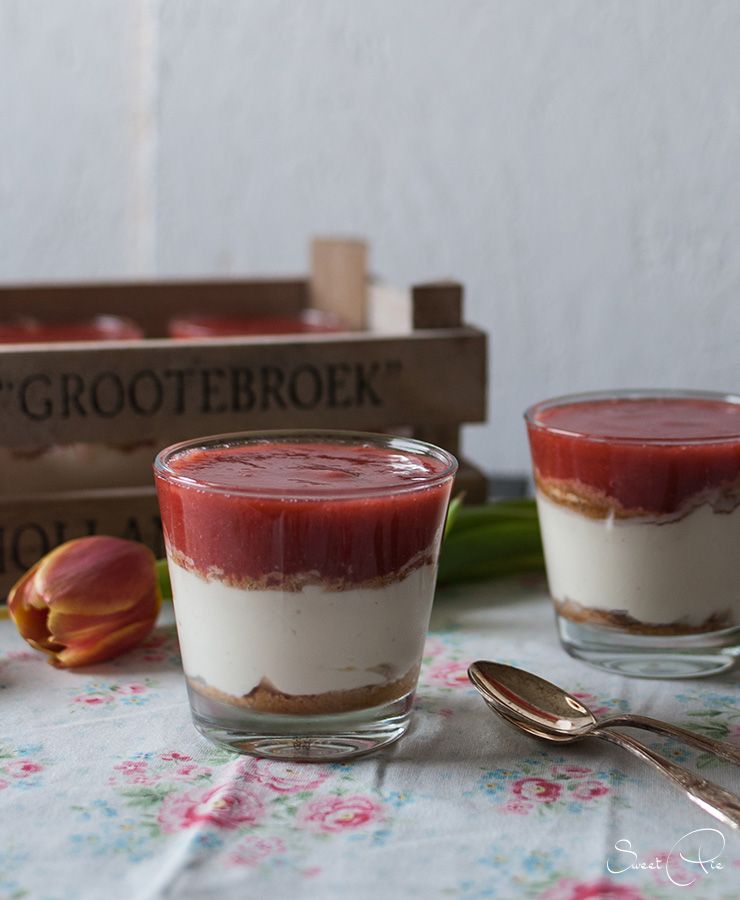 Rezeptbild: Mascarponecreme mit Erdbeer-Rhabarber Kompott