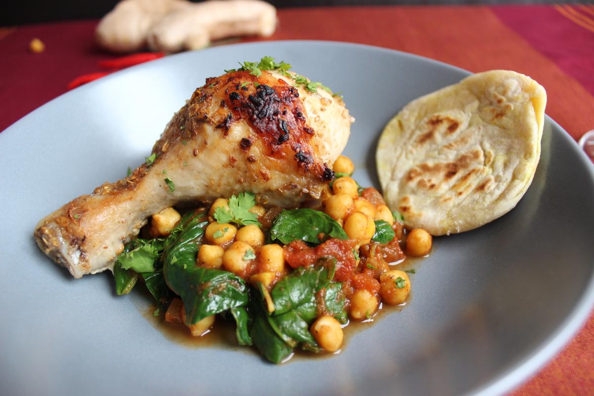 Rezeptbild: Tandoori-Chicken mit Kichererbsen-Spinat-Curry, Chapatis und Mango-Lassi