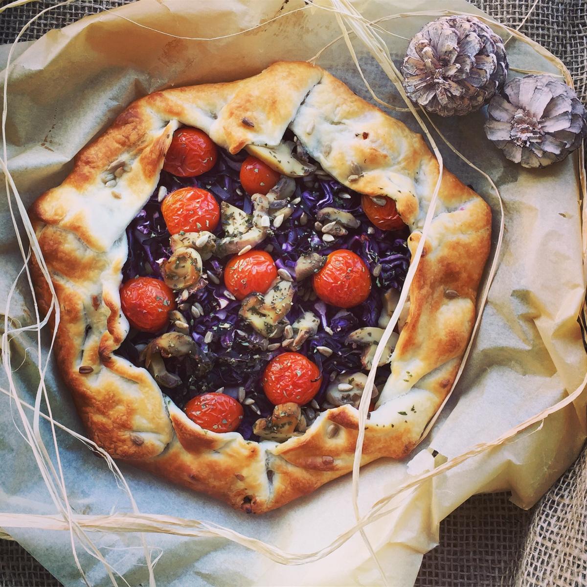 Rezeptbild: Galettes mit Rotkraut und Hummus