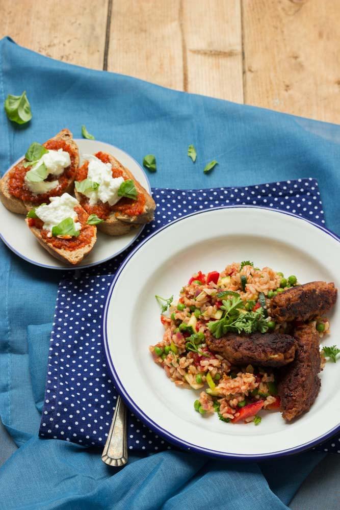 Rezeptbild: Kroatische Djuvec-Reis mit Cevapcici und Ajvar-Crostini