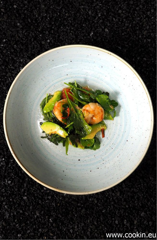 Rezeptbild: Wildkräutersalat, Pink Grapefruit, Avocado, Garnelen