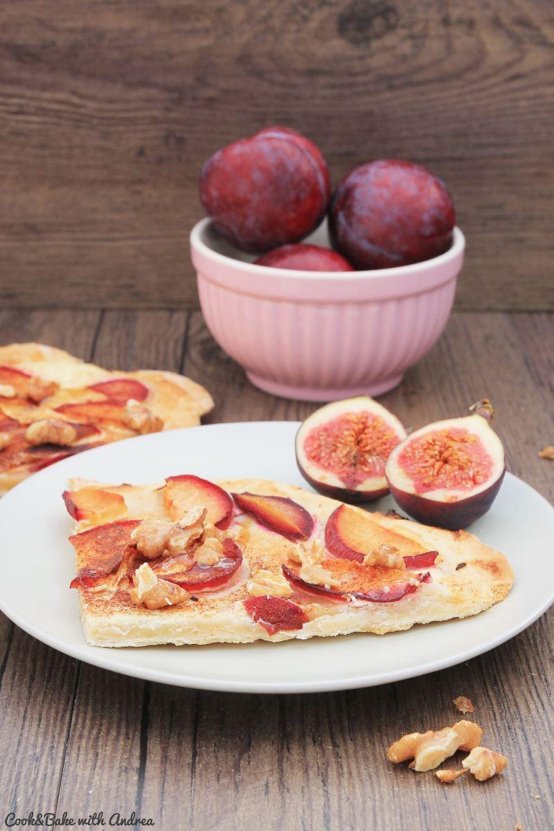 Rezeptbild: Flammkuchen mit Pflaumen, Walnüssen und Honig