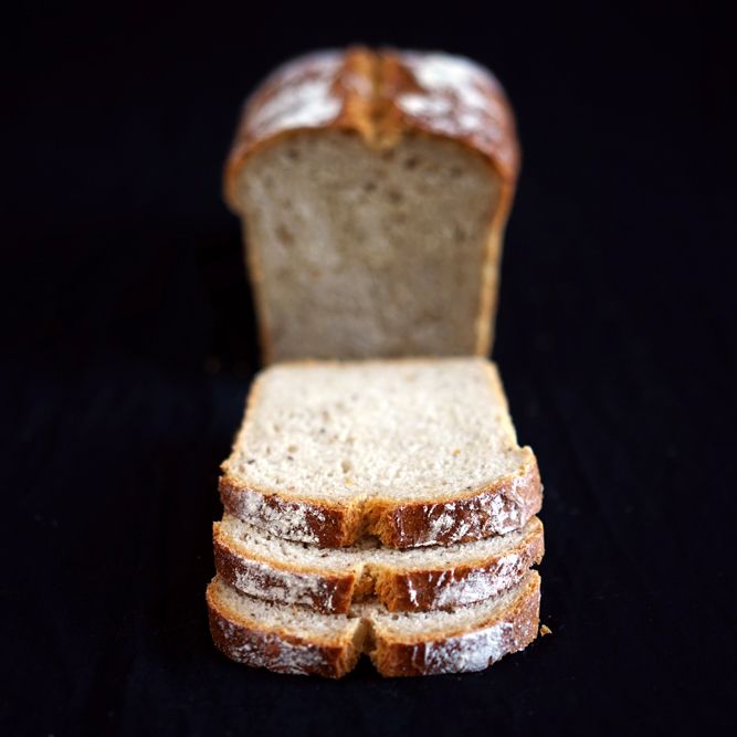 Rezeptbild: Sandwichbrot mit Roggenmehl, Kümmel und Gewürzgurken