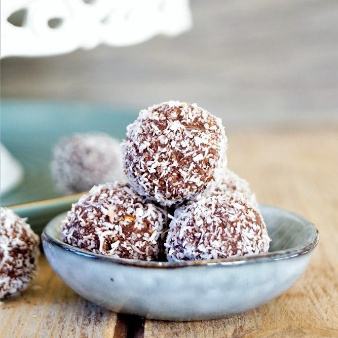 Rezeptbild: Rohvegane Kokos-Rumkugeln // Raw vegan Coconut Rumballs 