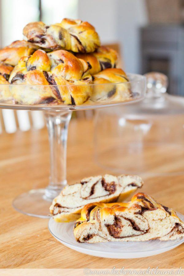 Rezeptbild: Hefeknoten mit Schoko-Pudding