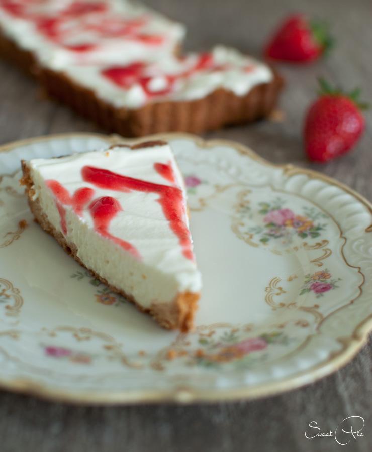 Rezeptbild: Holunderblütenquark Tarte mit Erdbeer-Basilikum-Sauce