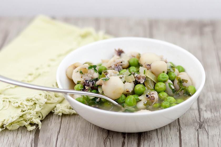Rezeptbild: Tintenfisch gekocht mit Erbsen (Seppie con Piselli)