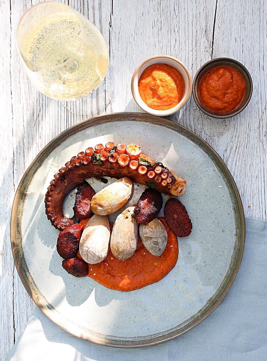 Rezeptbild: Pulpo mit Papas Arrugadas, Chorizo und Mojo rojo