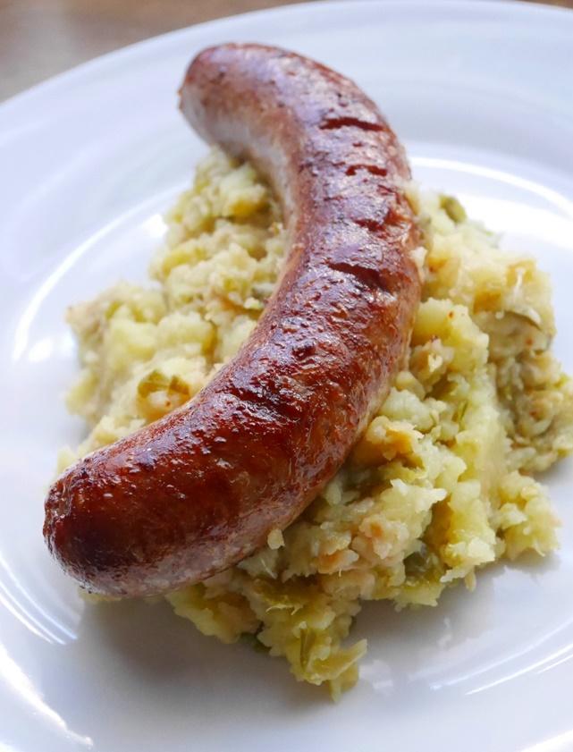 Rezeptbild: Bratwurst mit Rosenkohl-Kartoffelpüree