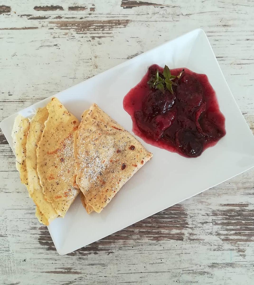 Rezeptbild: Mohnpalatschinken mit Zwetschkenröster
