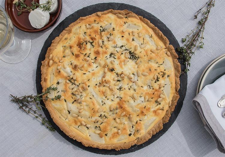 Rezeptbild: Spargeltarte mit Ziegenkäse und Pinienkernen