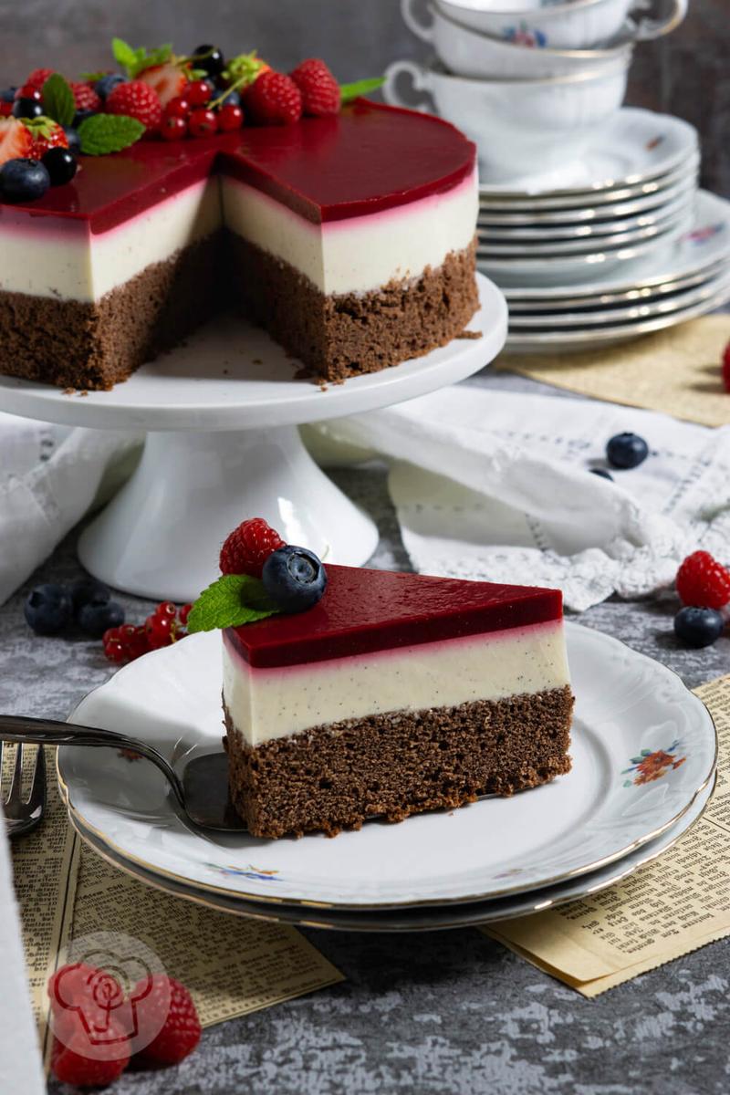 Rezeptbild: Panna Cotta Torte mit Beerenspiegel