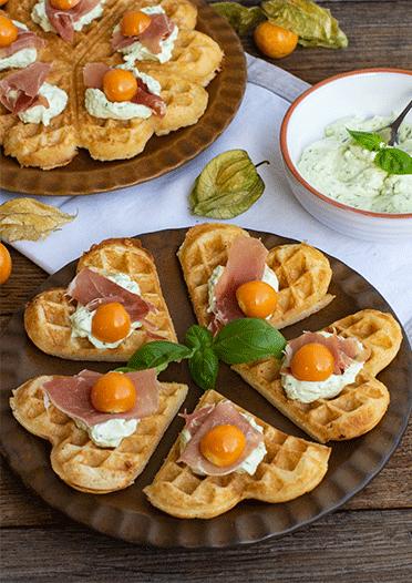 Rezeptbild: Waffeln mit Basilikum-Frischkäse und Prosciutto