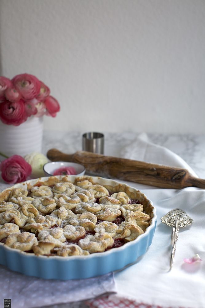 Rezeptbild: Rhabarber-Himbeer-Tarte mit Rosen