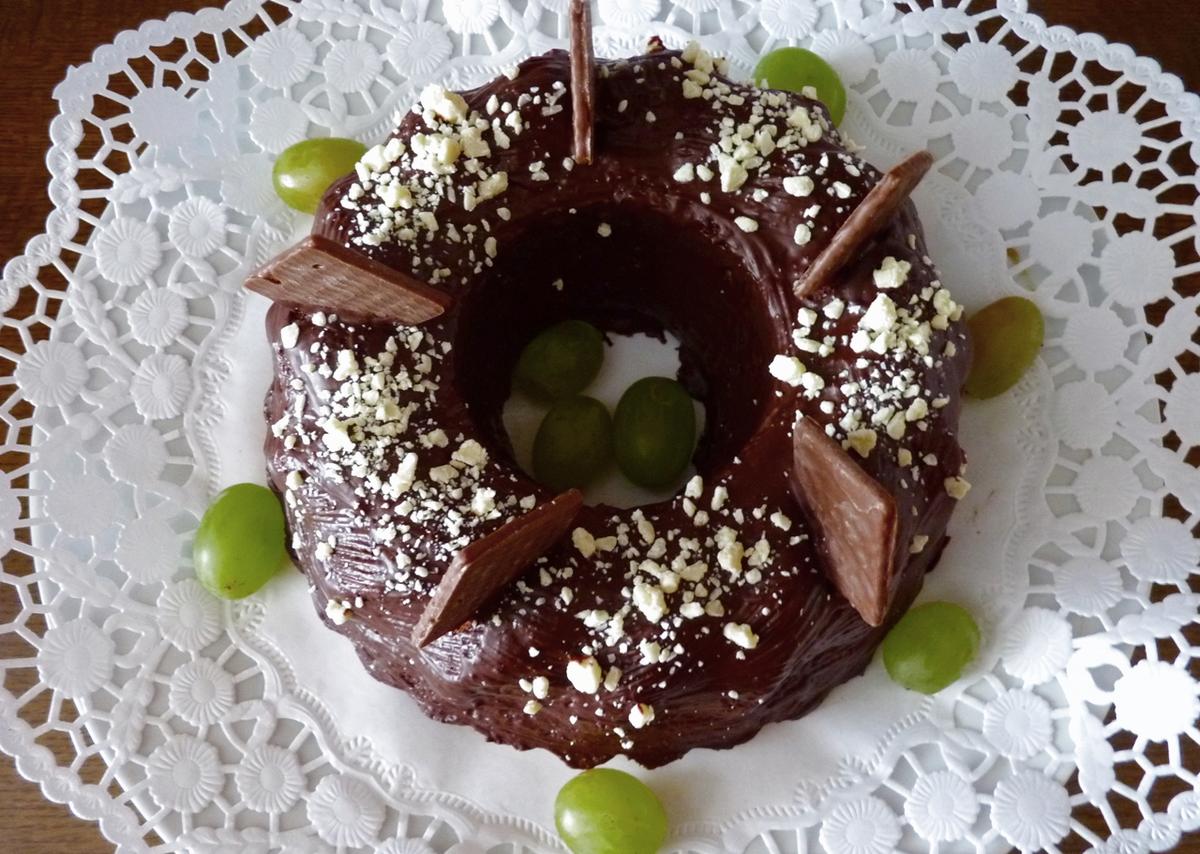 Rezeptbild: Nuss-Guglhupf mit Trauben