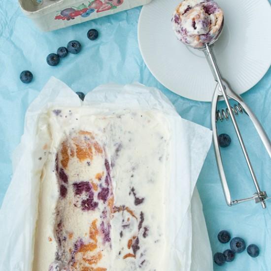 Rezeptbild: Vanilleeis mit Aprikosen- und Blaubeer-Swirl