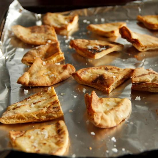 Rezeptbild: Selbst gemachte Pita Chips mit griechischem Salat