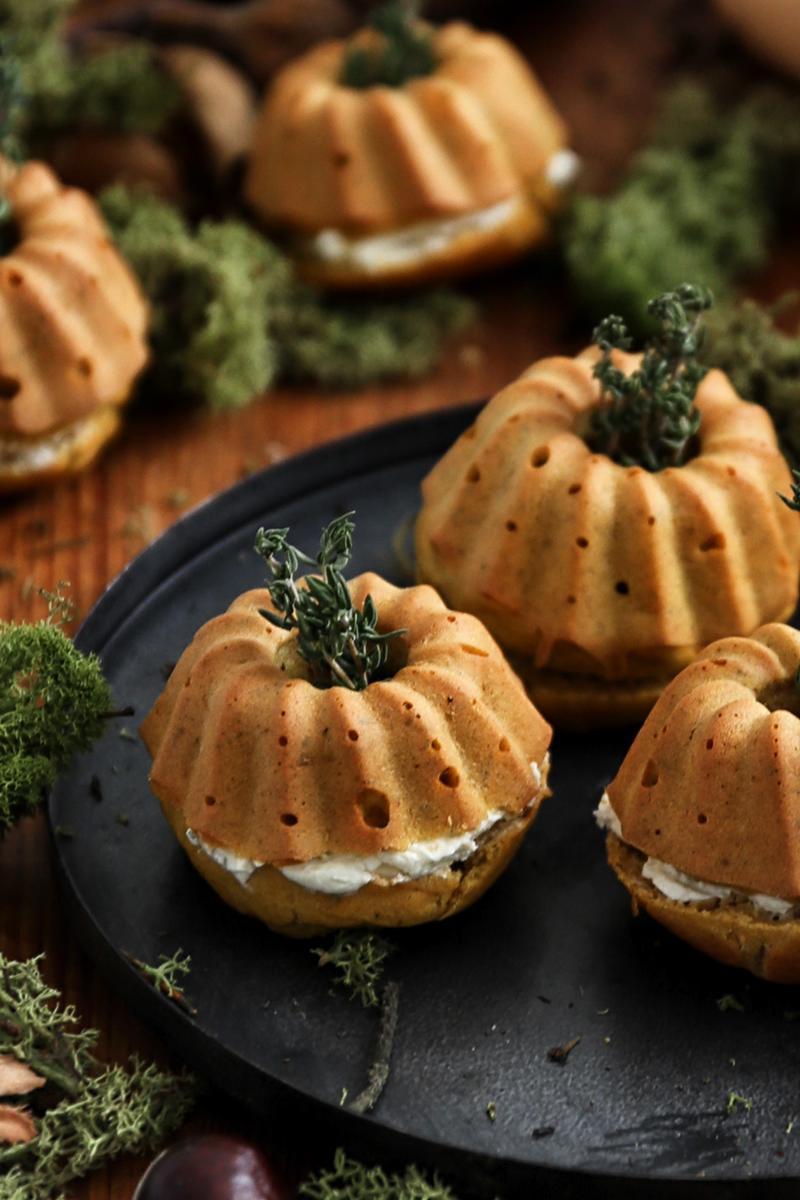 Rezeptbild: KÜRBIS-GUGL MIT BIRNE UND ZIEGENKÄSE
