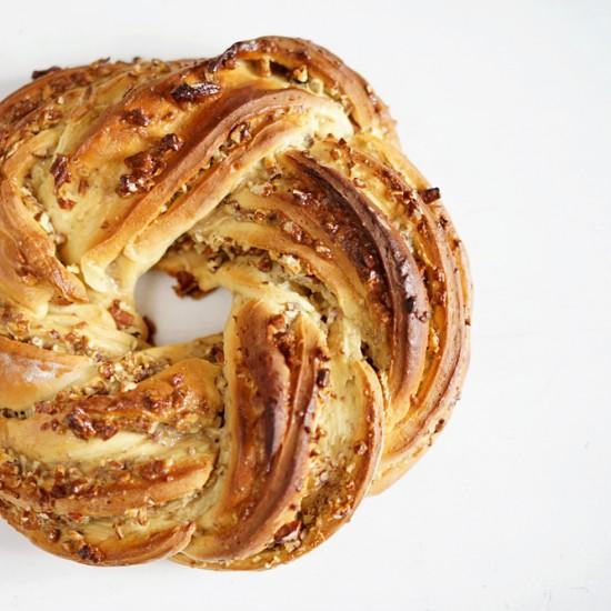 Rezeptbild: Hefekranz mit Karamell und Pekannüssen