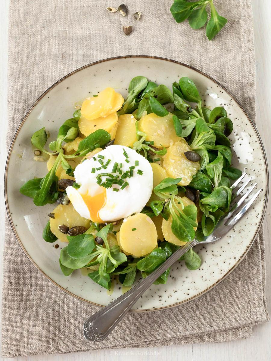 Rezeptbild: Erdäpfel-Vogerlsalat mit pochiertem Ei