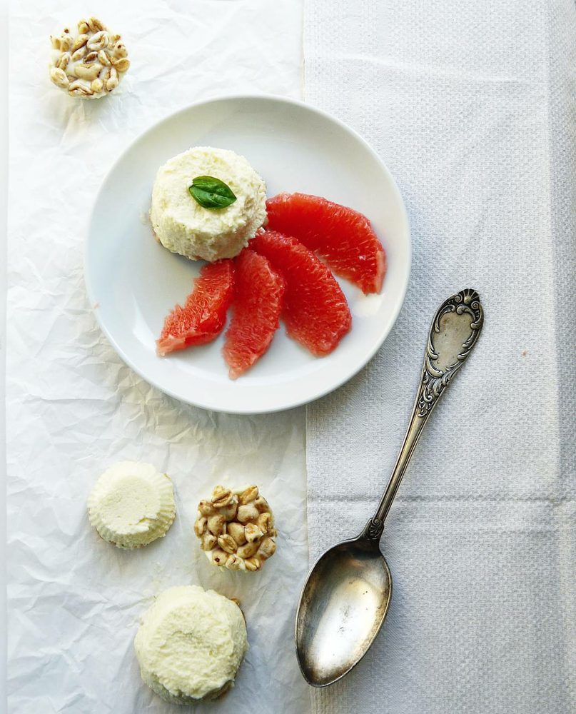 Rezeptbild: Halbgeeiste weiße Mousse au chocolat Muffins, mit Limette und Grapefruit Filets