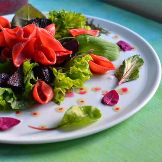 Rezeptbild: Asia Blattsalat mit Pasta und Rote Bete