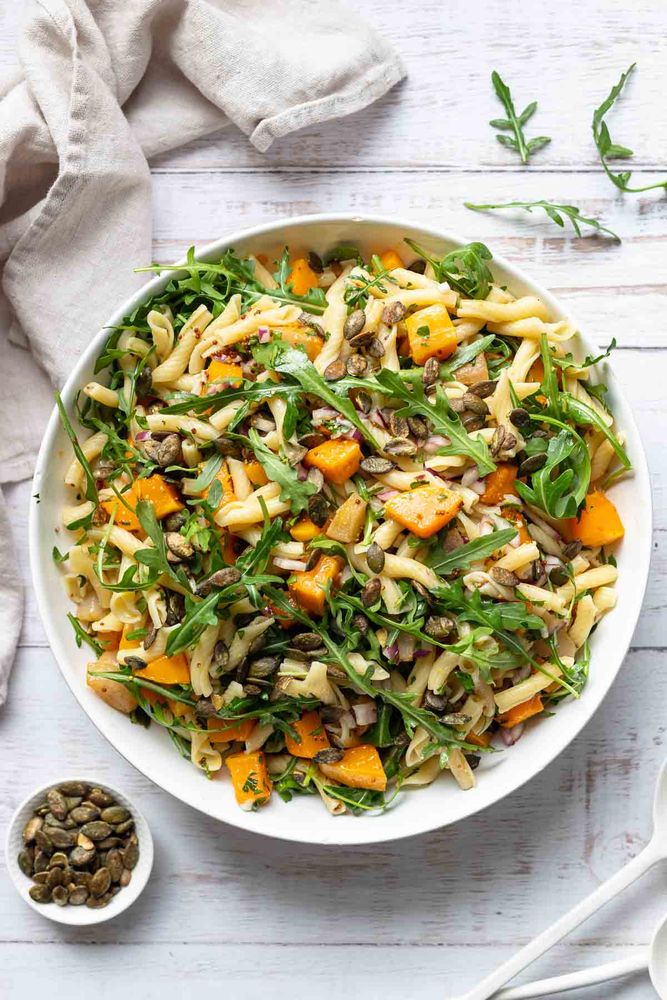 Rezeptbild: Herbstlicher Nudelsalat mit geröstetem Kürbis