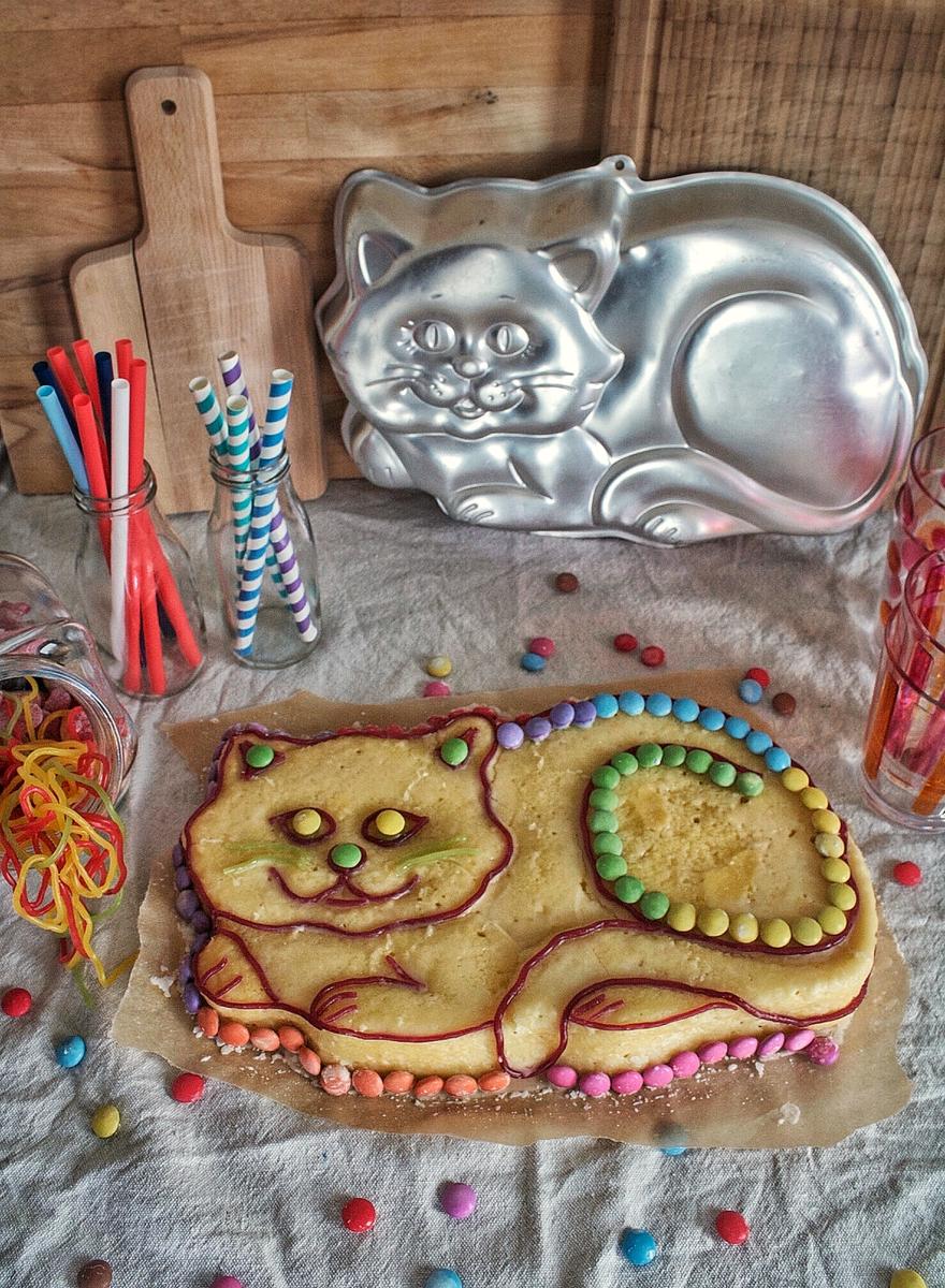 Rezeptbild: Super saftiger Zitronenkuchen mit Frischkäse in Katzenoptik