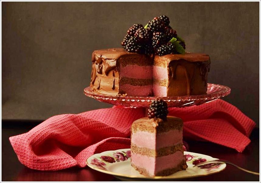 Rezeptbild: Low Carb Drip Cake mit Schokolade & Brombeeren